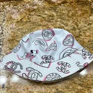 CHANEL White and Pink Graphic Bucket Hat CHANEL | Accessories | Chanel White And Pink Graphic Bucket  main image 4